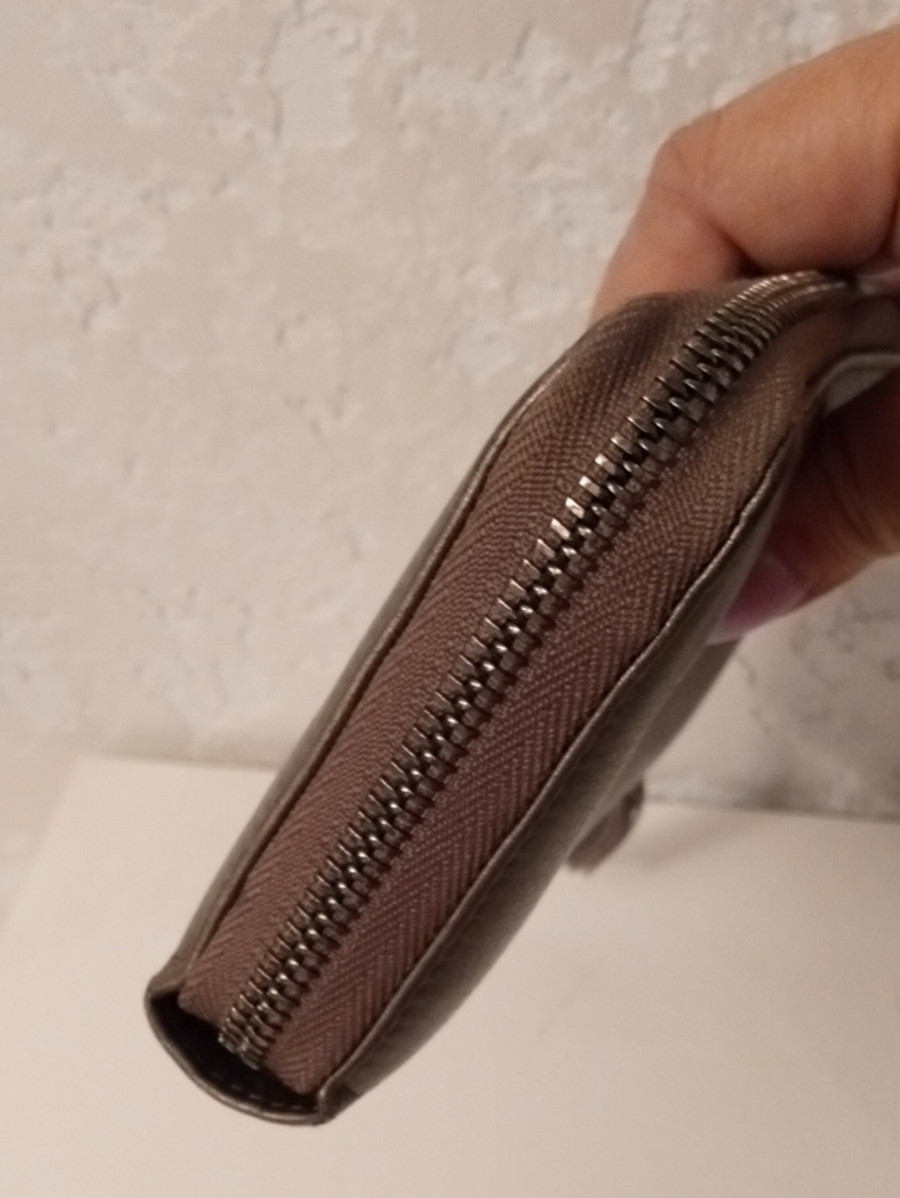 Gucci Metallic Taupe Leather Zip Wallet with Tassel - Picture 4 of 6
